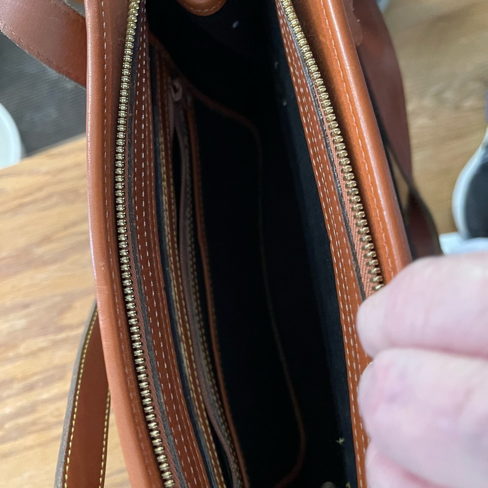 SOLD!!    Very nice Dooney & Bourke Navy/Tan Leather Pebble Grain Purse - Picture 7 of 8